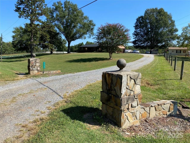 9525 Mull Road, Vale