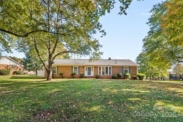 2010 Elizabeth Avenue, Hickory