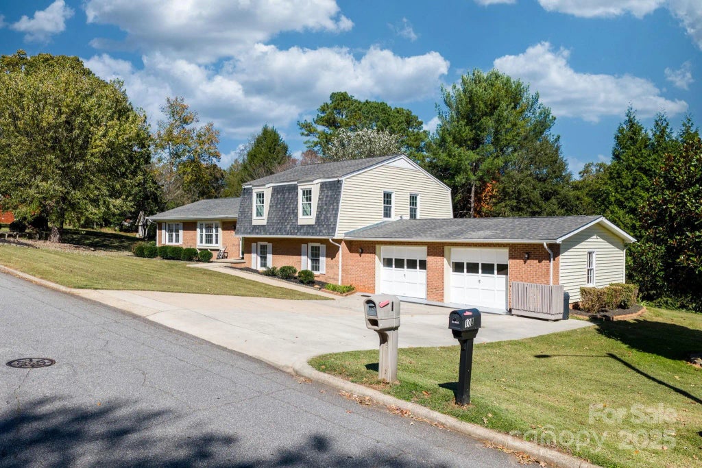 102 Castlegate Drive, Morganton