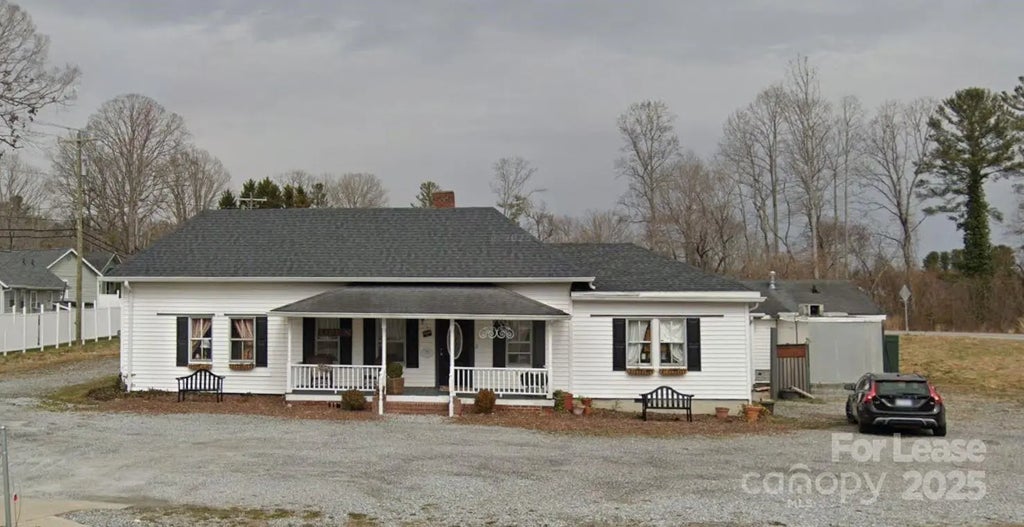 1596 Greenville Highway, Hendersonville