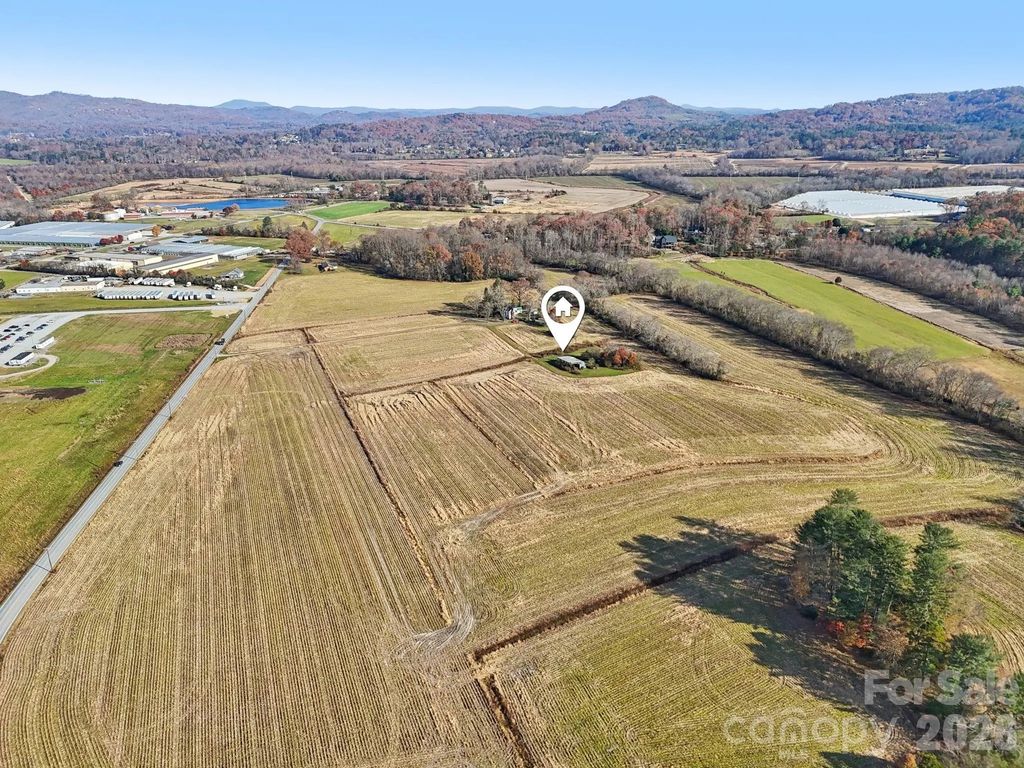 32 School House Road, Mills River