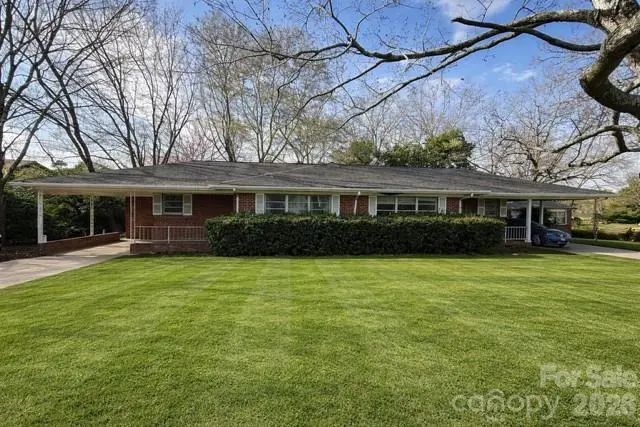 911 Hickory Grove Road, Gastonia