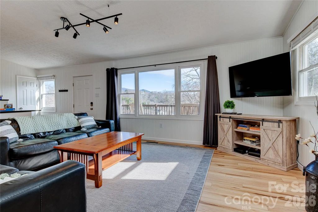 208 Altamahaw Avenue, Black Mountain