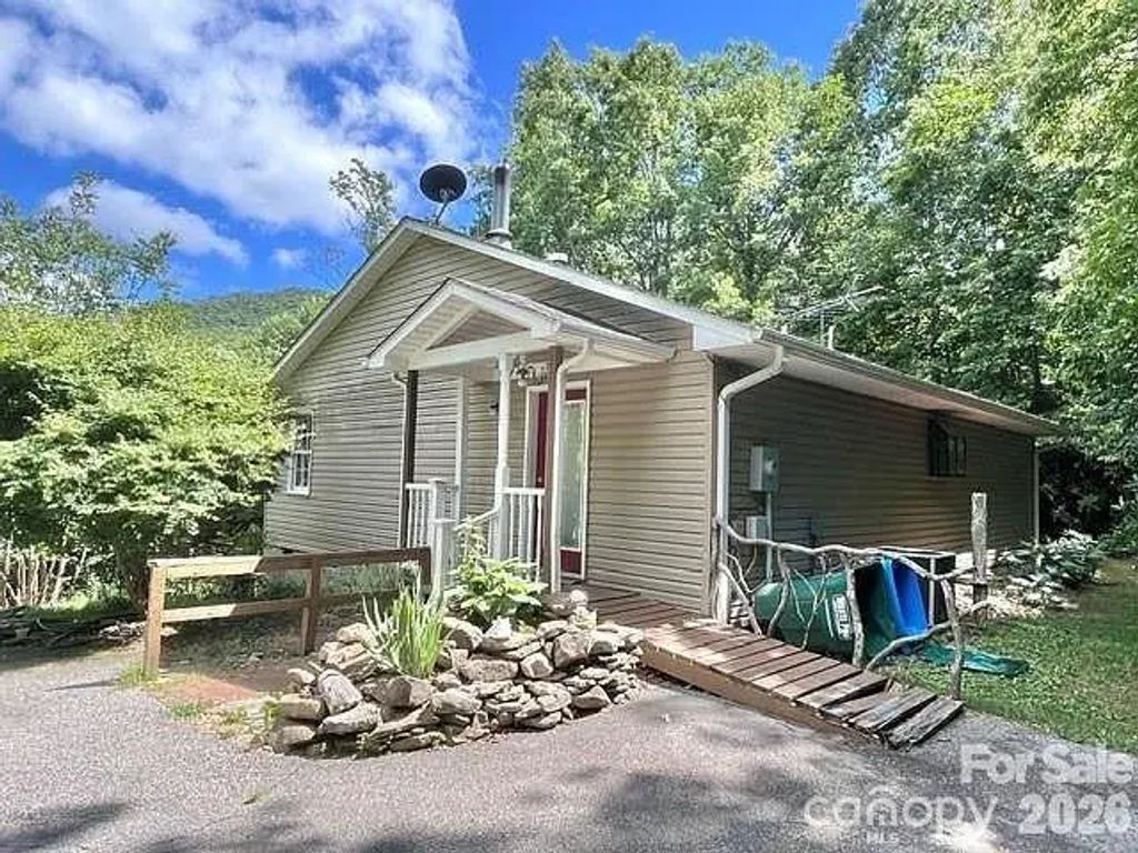 105 Chestnut Hill Road, Black Mountain