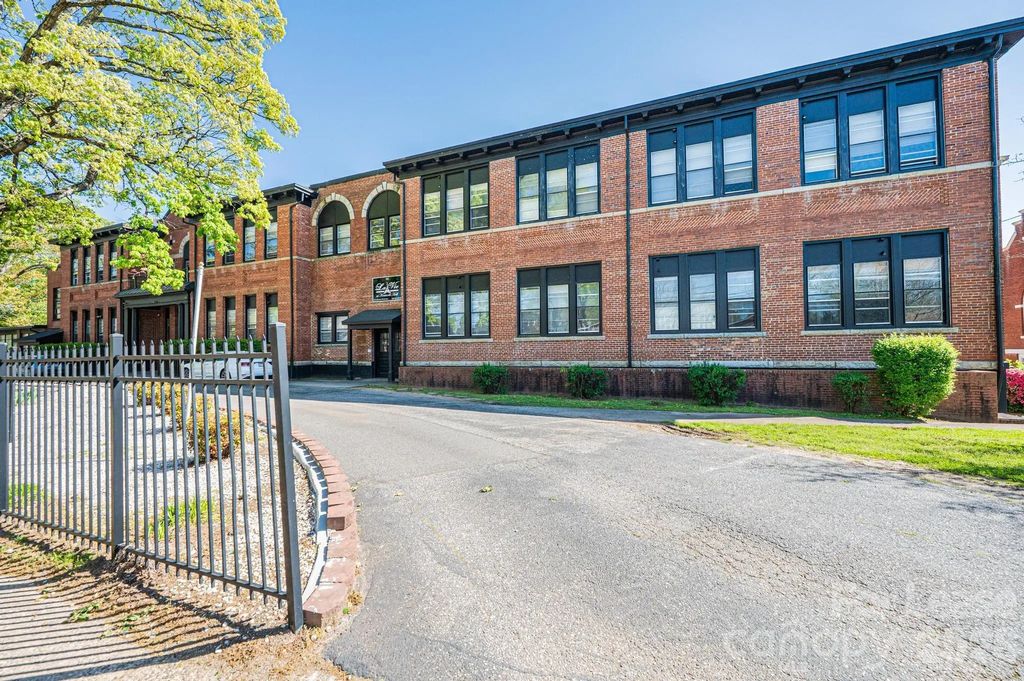 426 2nd Avenue Se, Hickory