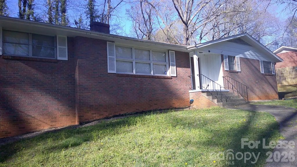736 12th Avenue Nw, Hickory