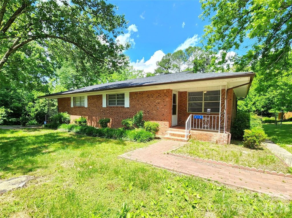 210 N Salisbury Avenue, Spencer