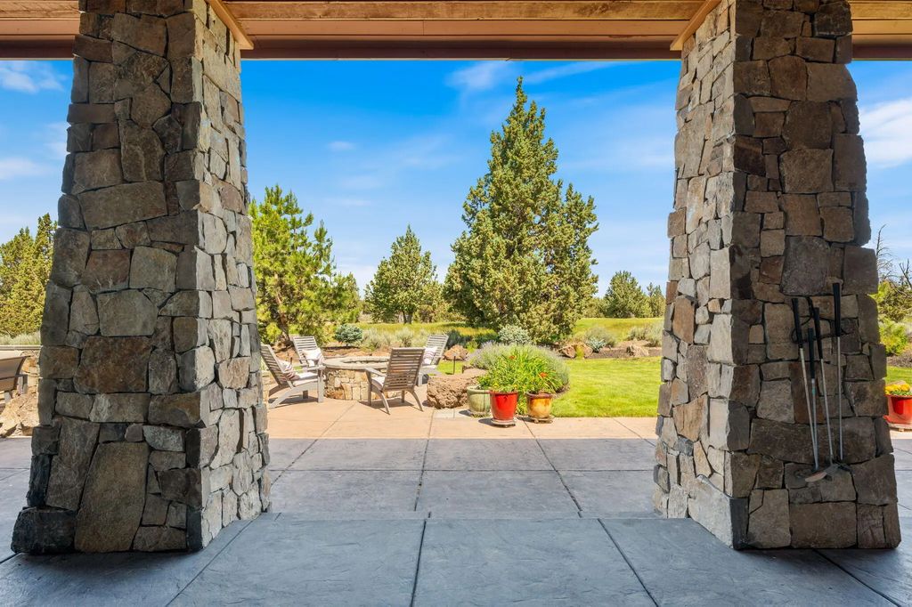 22884 Moss Rock Drive, Bend