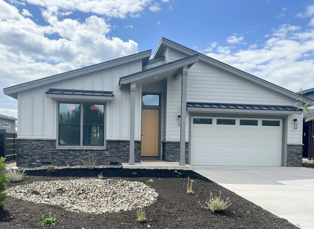 411 E Diamond Peak Avenue, Sisters