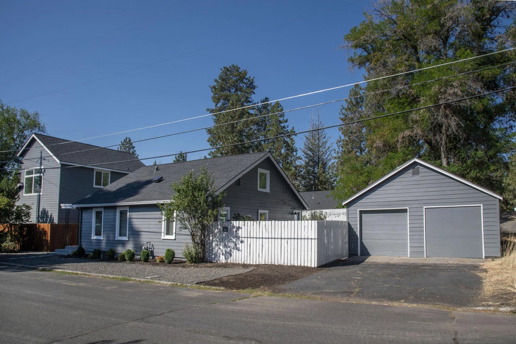 202 Nw Thurston Avenue, Bend