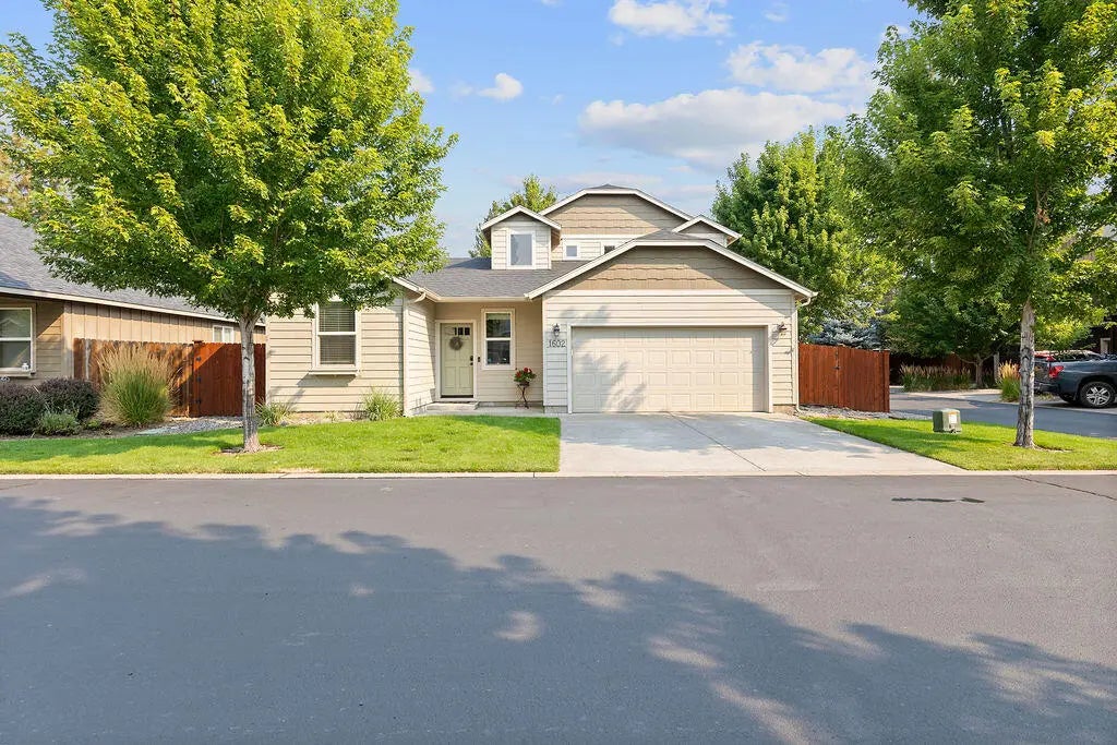 1602 W Hill Avenue, Sisters