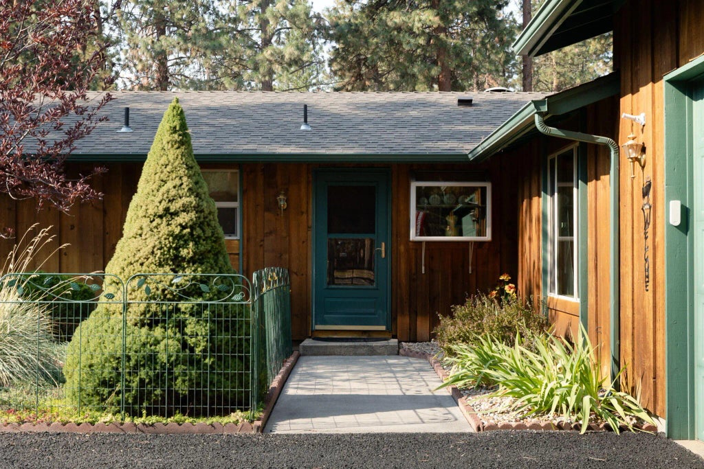 15689 Paddock Green, Sisters