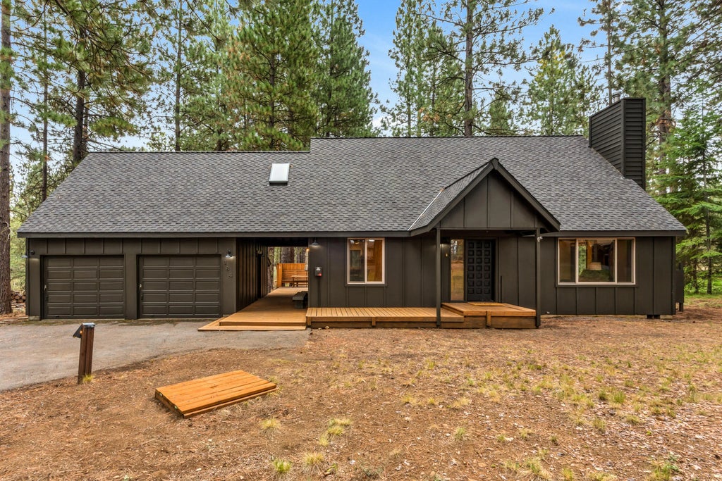 14023 Hawks Beard B, Sisters