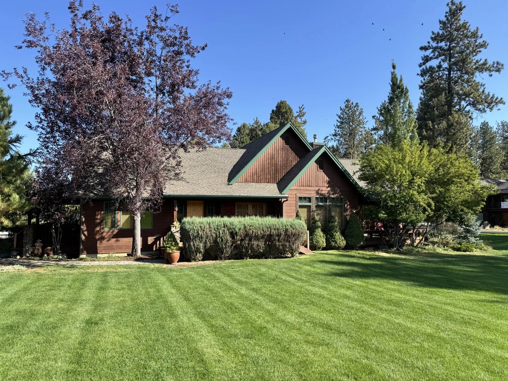 546 S Cottonwood Street, Sisters