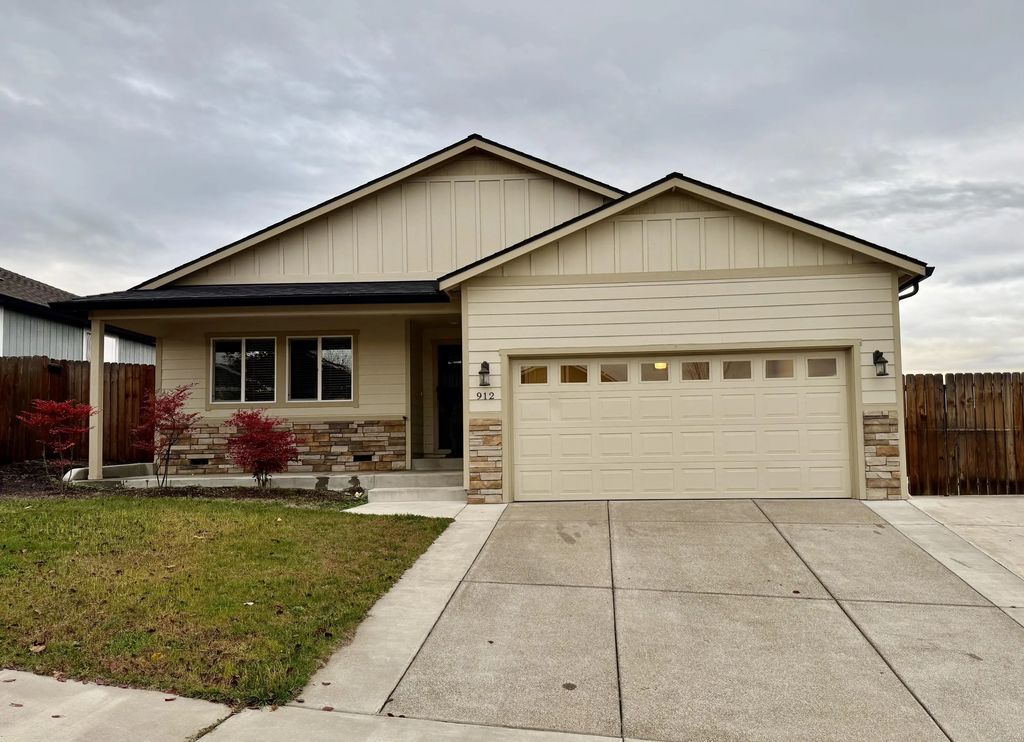 912 Stonewater Drive, Eagle Point