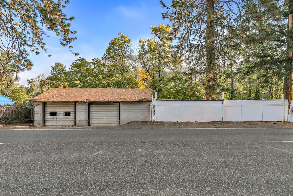 5142 Rogue River Highway, Gold Hill