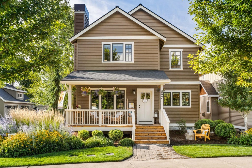 597 W Jefferson Avenue, Sisters