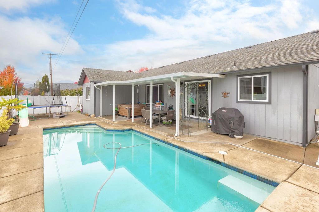 1061 Rainwood Lane, Grants Pass