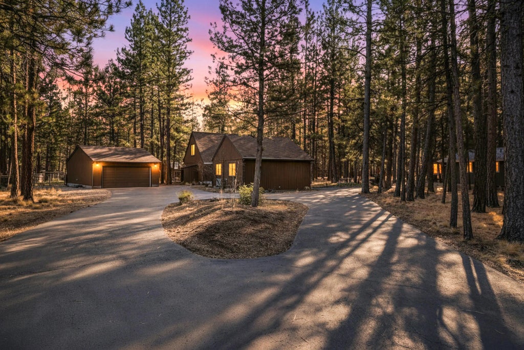 69388 Tollgate, Sisters