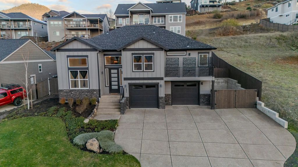 531 W La Strada Circle, Medford