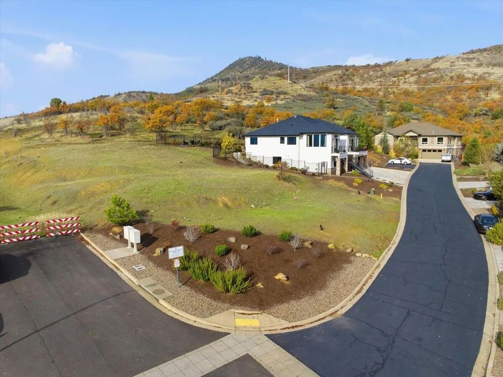 5726 Cherry Lane, Medford