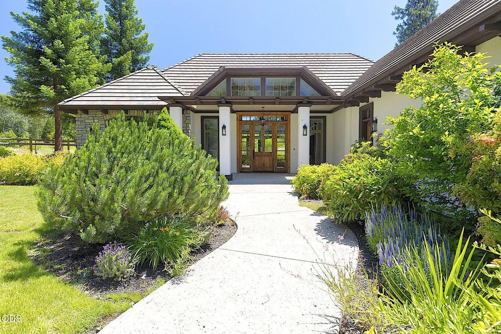 903 Nicklaus Point Lane, Grants Pass