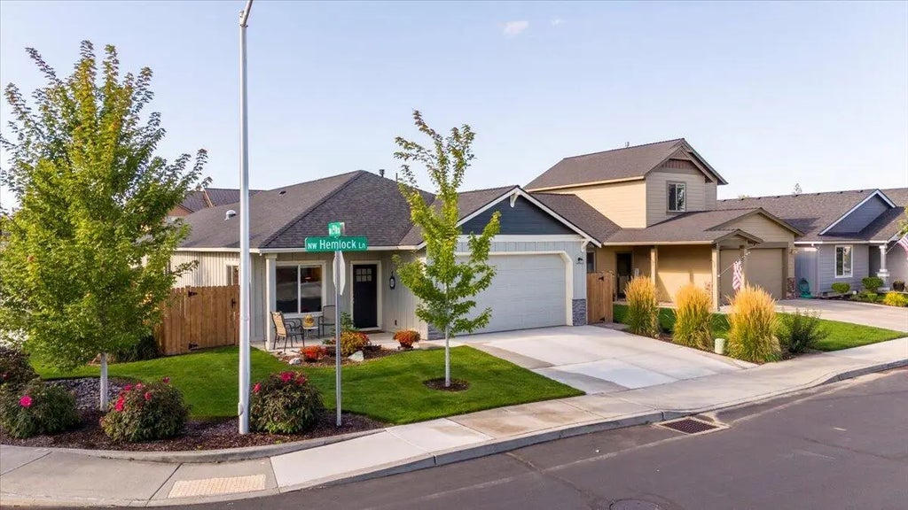 2920 Nw Hemlock Lane, Redmond