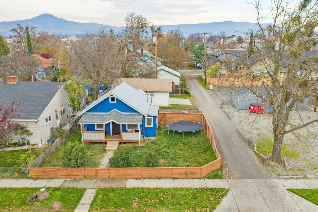 16 Quince Street, Medford