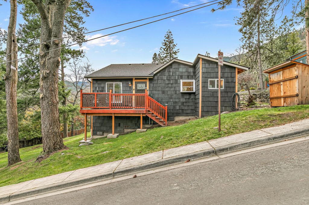 220 Nutley Street, Ashland