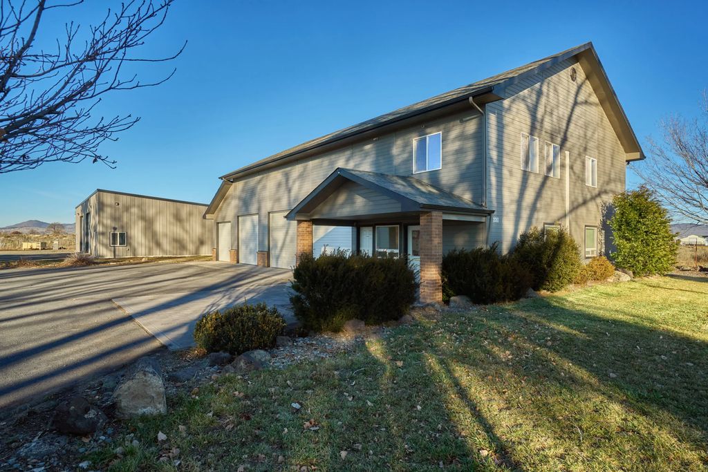 1081 Joe Wright Road, Klamath Falls