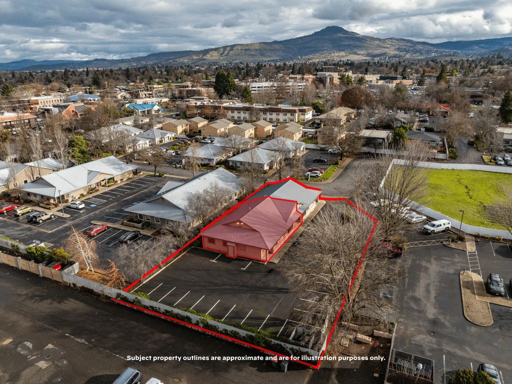 925 Town Centre Drive, Medford