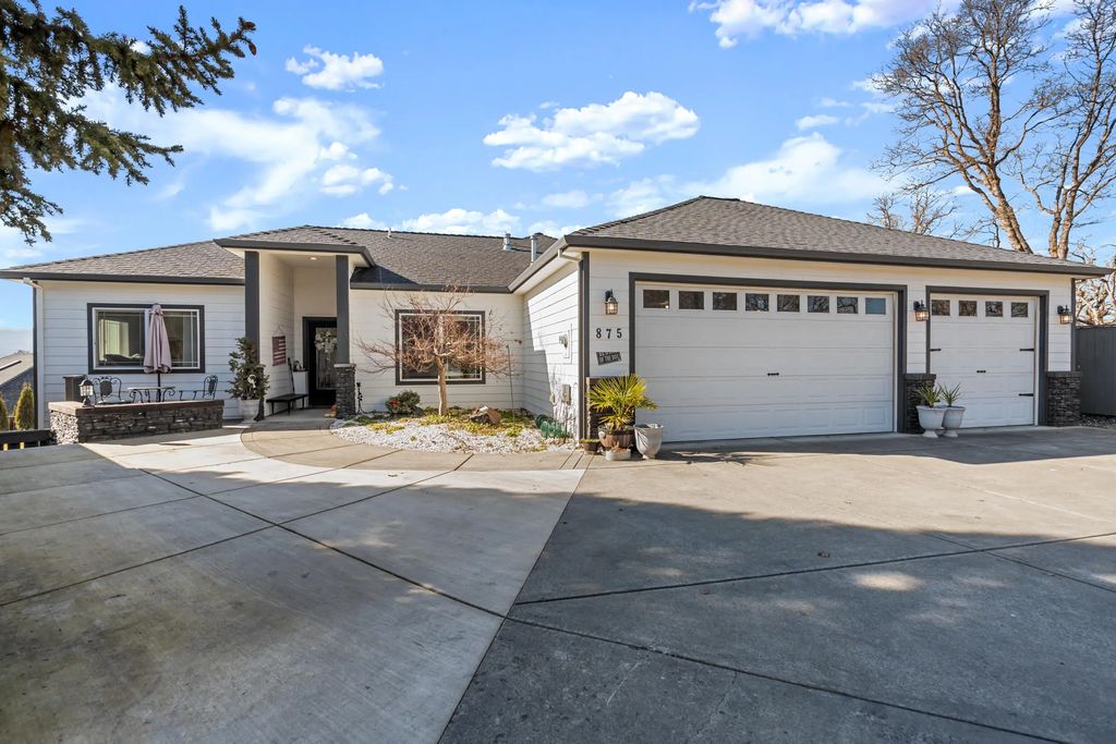 875 N Mountain Avenue, Central Point