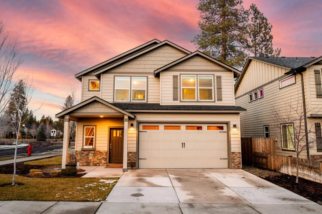 1324 W Hill Avenue, Sisters