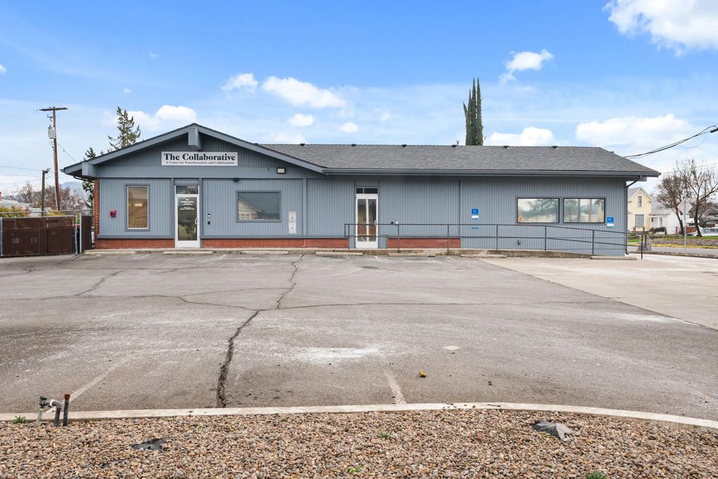 914 W Main Street, Medford