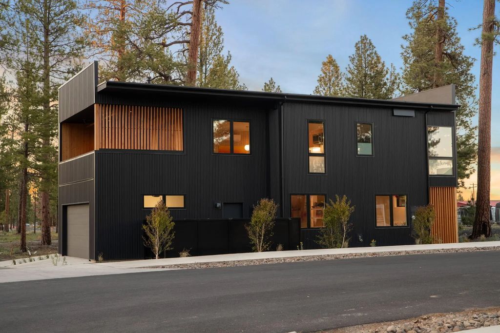 415 N Pine Street, Sisters