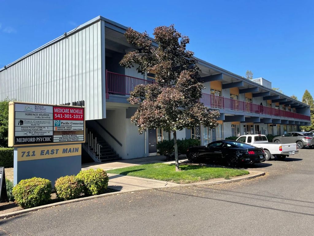 711 E Main Street 17, Medford
