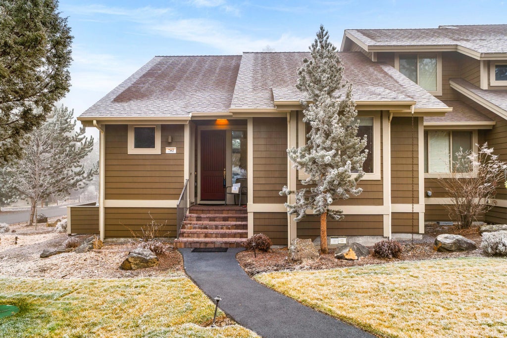 702 Sage Country Court, Redmond