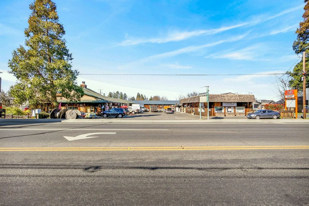 2772 W Main Street, Medford