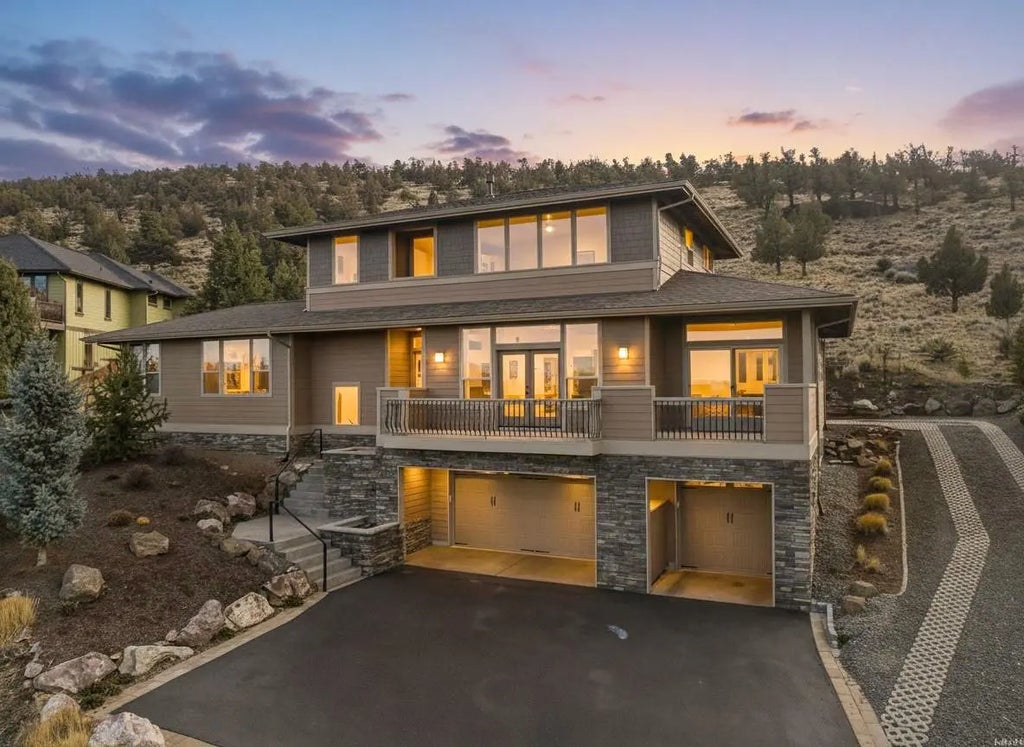 864 Highland View Loop, Redmond