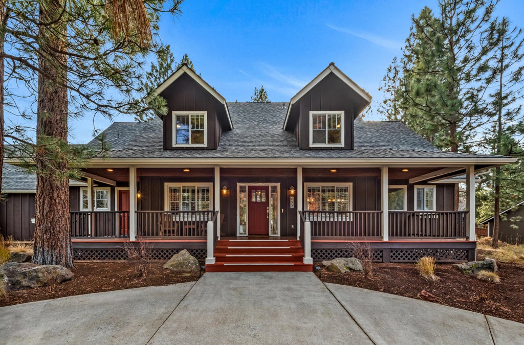 693 E Tyler Avenue, Sisters