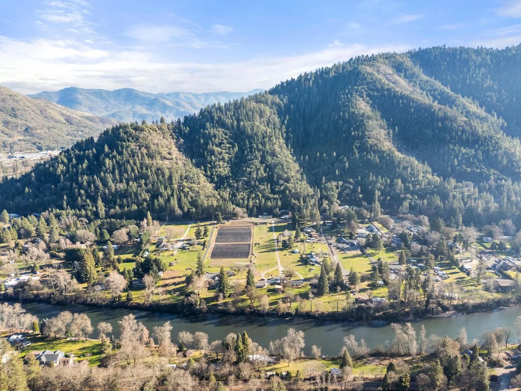 8401 Rogue River Highway, Rogue River
