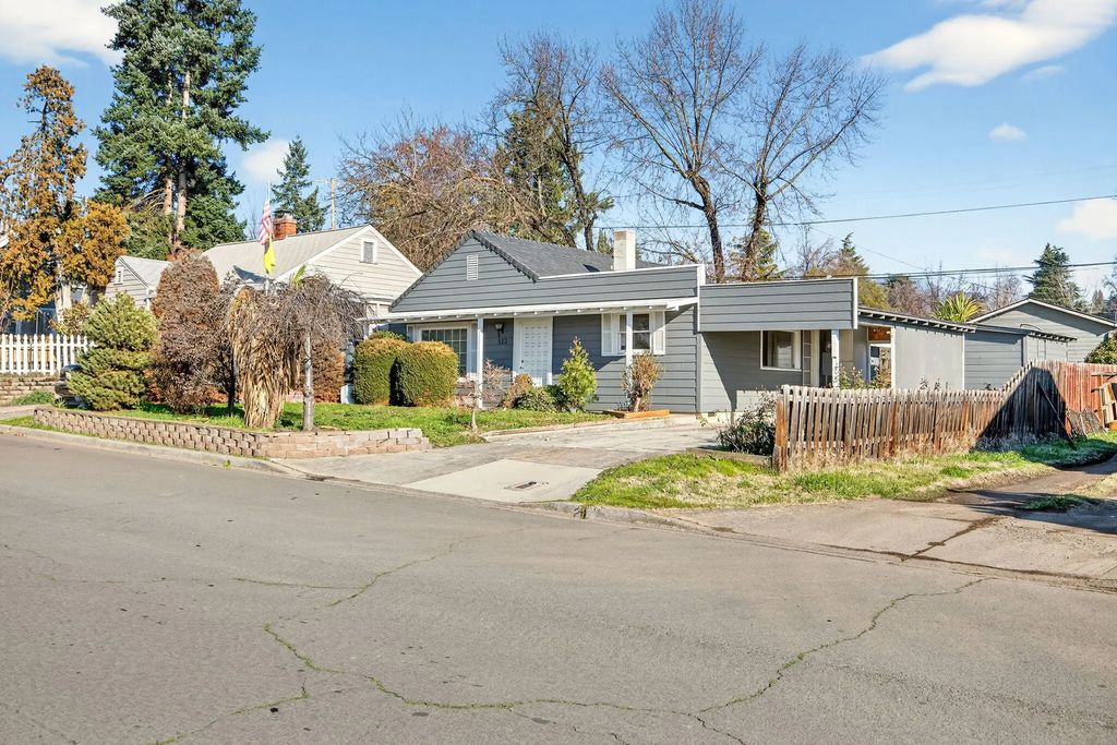 522 Pearl Street, Medford