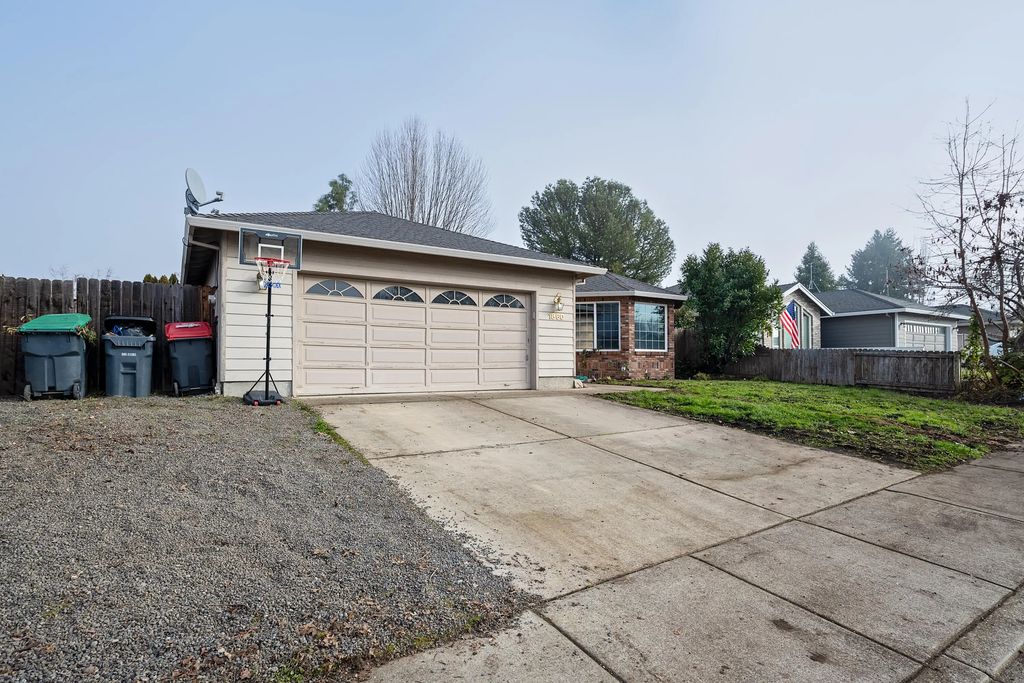1860 Cottonwood Drive, Central Point