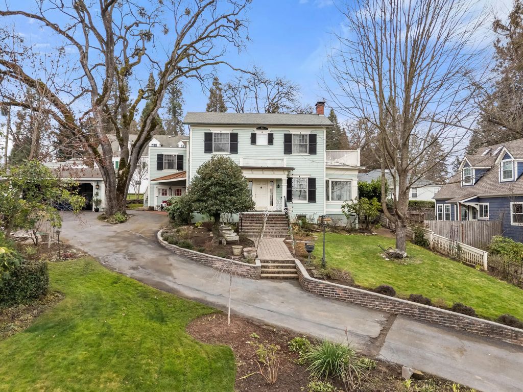 1320 E Main Street, Medford
