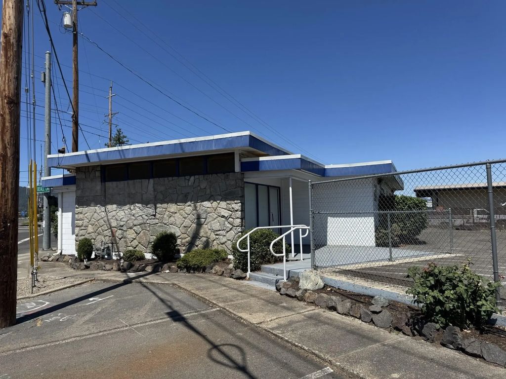 990 S Front Street, Central Point