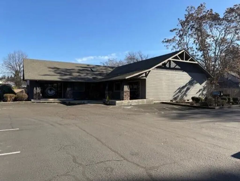 824 E Main Street 100, Medford