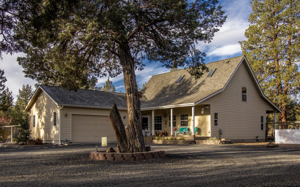 69469 Carlton Street, Sisters