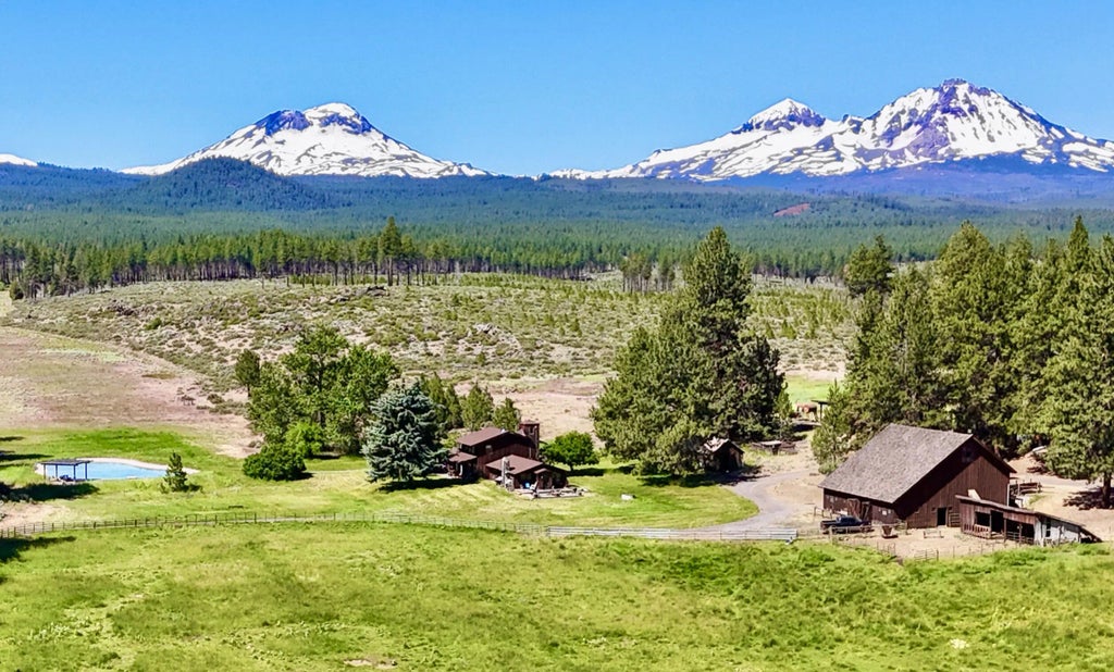 67500 Three Creeks Road, Sisters