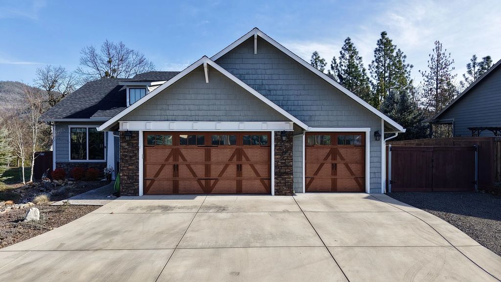 209 White Oak Way, Shady Cove