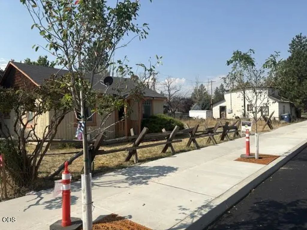 243 W Adams Avenue, Sisters